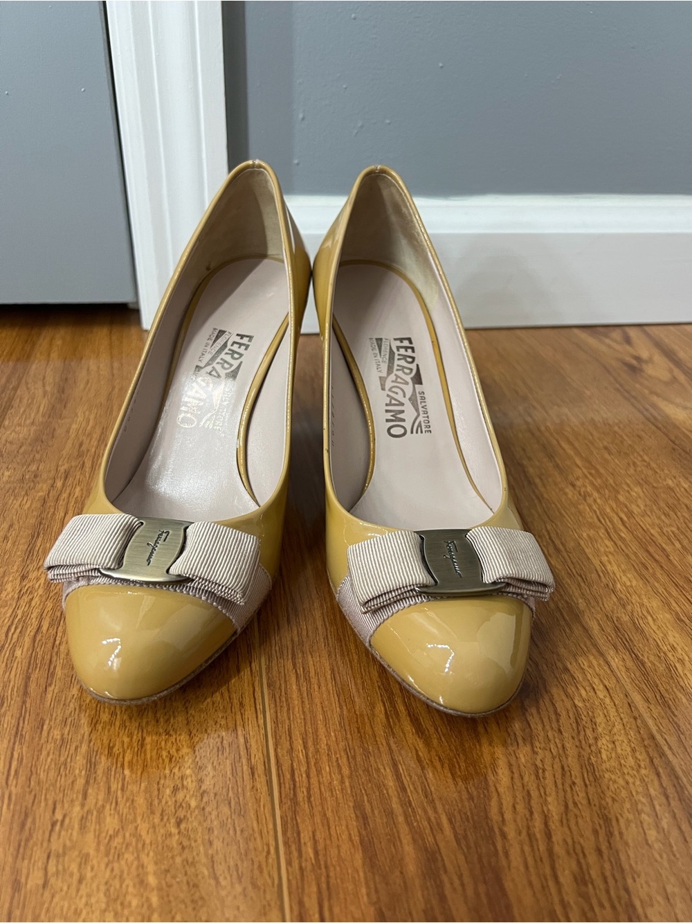 Authentic Salvatore Ferragamo Leather Vara Bow Pumps Size 6.5 Patent Leather